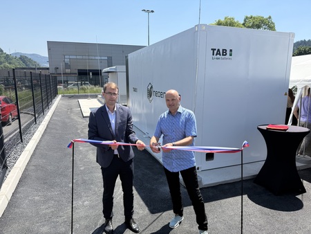 Simbolični prerez traku ob pridobitvi baterijskega hranilnika električne energije, župan dr. Tomaž Rožen in direktor Igor Lipovnik 